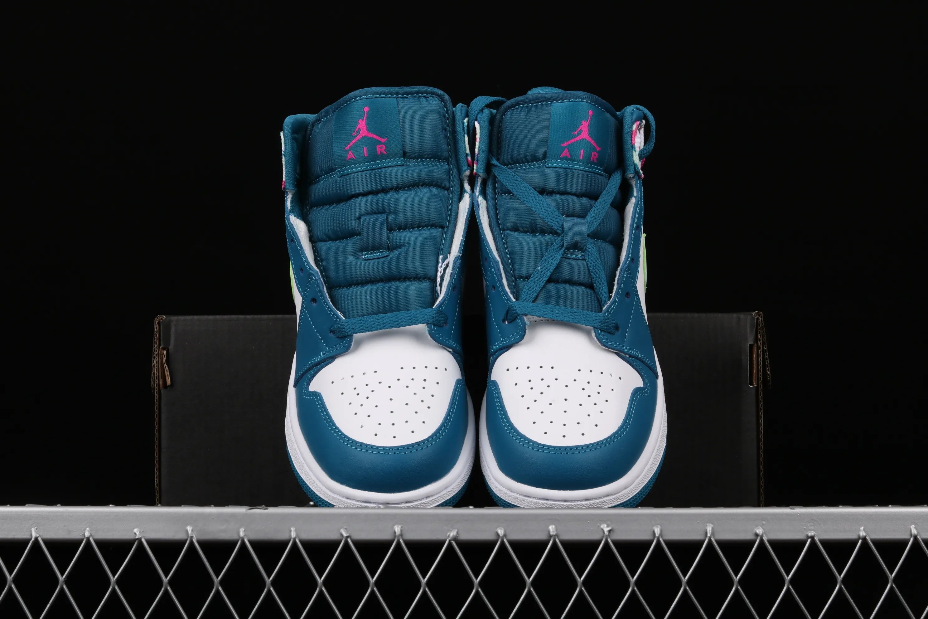 All categories Air Jordan Jordan series basketball shoes Air Jordan 1 Mid Air Jordan 1 Mid AJ1 Joe 1 mid-top cultural basketball shoes 555112-300